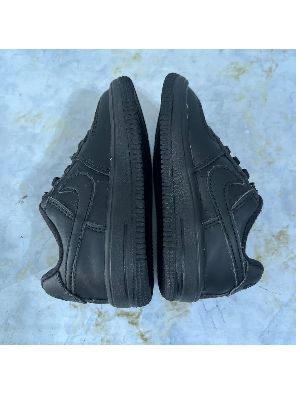 Nike signs tread